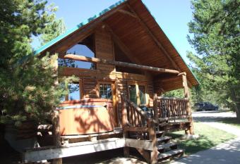 Eagle Ridge Ranch has rooms with a private hot tub