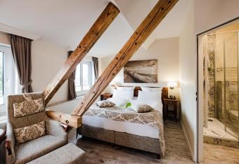 HOTEL D  NENL  UFER Langeoog allows 18 year olds to book a room