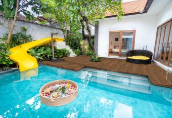 La Mira Villa Seminyak by Ini Vie Hospitality has Balcony rooms