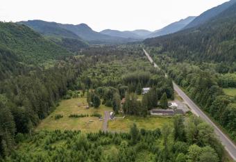 Emerald Valley Inn allows 18 year olds to book a room