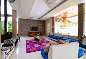 Ombey Guest House has Balcony rooms