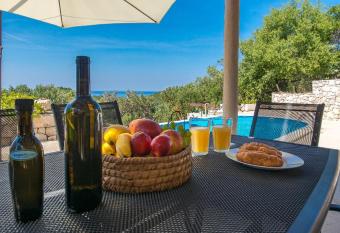 Mljet, old stone apartment with pool in nature has Balcony rooms