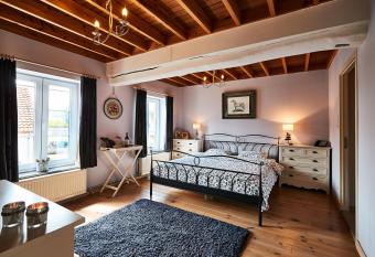 Wellness B&B De Zevenslaper has rooms with a private hot tub