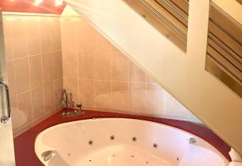 Hotel & Restaurant Se-Mi has rooms with a private hot tub