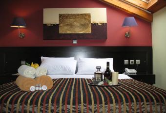 Hotel Prigipikon Suites and sofites has rooms with a private hot tub