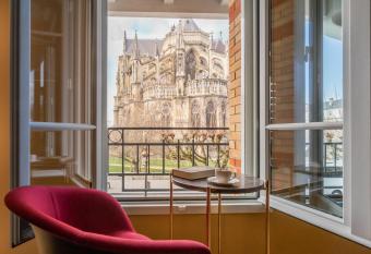 Les 7 Anges - Cath  drale de Reims allows 18 year olds to book a room