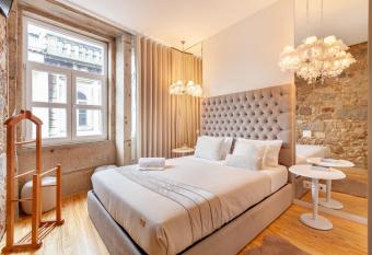 Ber  o de Mordomias allows 18 year olds to book a room