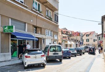 Central Station Art Apartment has rooms with a private hot tub