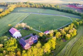 The Britton Farmstead has rooms with a private hot tub