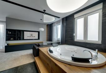 Black Pearl Luxury Suites has rooms with a private hot tub