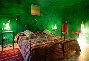Hotel Cueva Tardienta Monegros-Adults Only has rooms with a private hot tub