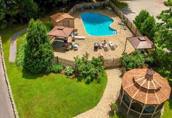 Senator Inn & Spa has rooms with a private hot tub