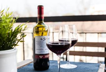 Hostly - Light and Wood near the Tower - 100sqm, 6 pax, 2 Bedrooms, Town Center has Balcony rooms