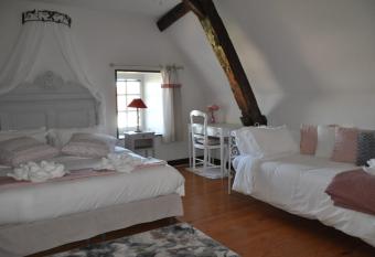 La Maison du Prince de Cond   has rooms with a private hot tub