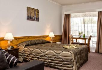 Holbrook Town Centre Motor Inn has rooms with a private hot tub