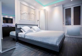 MeandYou Hammametspa has rooms with a private hot tub