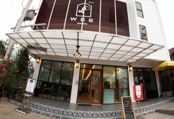 WEE HOSTEL has Balcony rooms