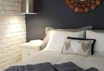 Oppermans Villa allows 18 year olds to book a room