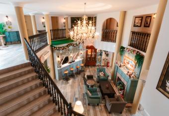 The Tudor has Balcony rooms