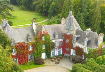 Manoir de Tr  garay allows 18 year olds to book a room