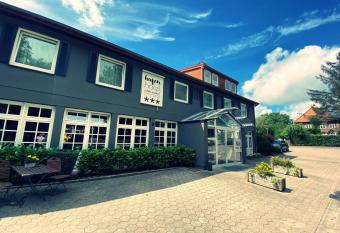 Hafen Hotel Sch  tzenhof allows 18 year olds to book a room