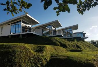 Hotel Laguna Arenal allows 18 year olds to book a room