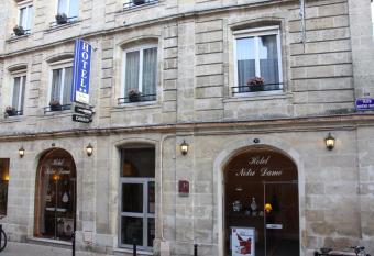 H  tel Notre Dame allows 18 year olds to book a room