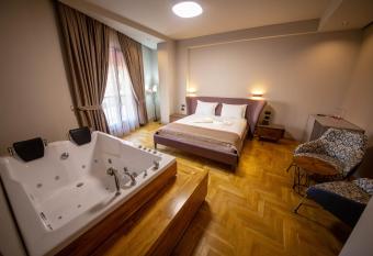 City Center Hotel allows 18 year olds to book a room