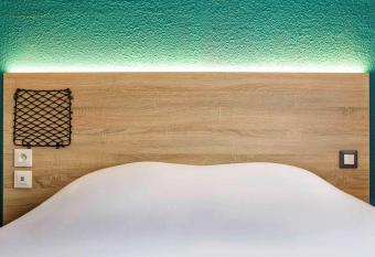 easotel P  rigueux allows 18 year olds to book a room