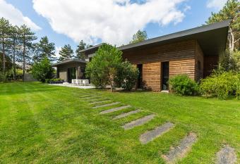 la maison dans les bois allows 18 year olds to book a room