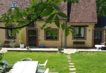 La Maison Lierue has rooms with a private hot tub