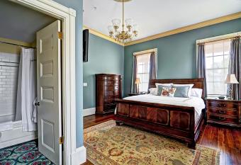 Fort Conde Inn - Mobile has Balcony rooms