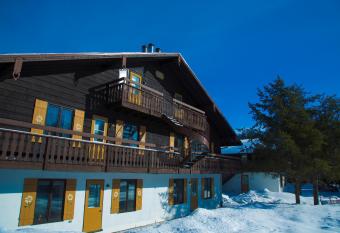 Chalets Montmorency Mont-Sainte-Anne has rooms with a private hot tub