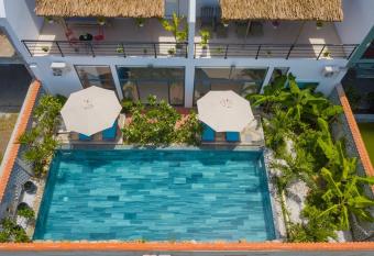 Yellow Daisy Villa has rooms with a private hot tub