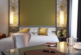 Hotel America allows 18 year olds to book a room