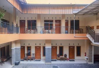 Urbanview Syariah Wisma Wongso Borobudur allows 18 year olds to book a room