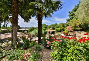 Le Mas de la Lombarde allows 18 year olds to book a room