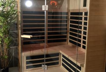 FLAMANTS ROSES 3 has rooms with a private hot tub