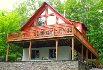 The Catskill Cabin has rooms with a private hot tub