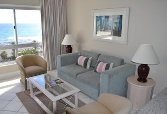 Peninsula All Suite Hotel by Dream Resorts has rooms with a private hot tub