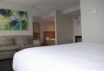 Staybridge Suites London By IHG has rooms with a private hot tub