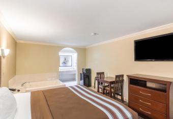 Americas Best Value Inn has rooms with a private hot tub