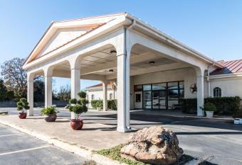 Motel 6 Stephenville allows 18 year olds to book a room