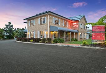 Coopers Colonial Motel has Balcony rooms