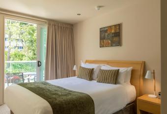 Quest on Durham has rooms with a private hot tub