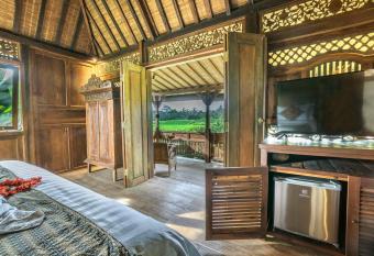 Malaya Villas Ubud has rooms with a private hot tub