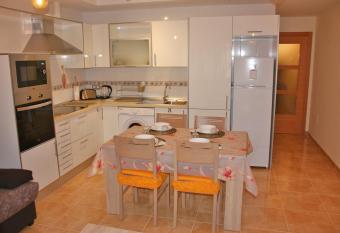 El B  ho Apartment Wi-Fi allows 18 year olds to book a room