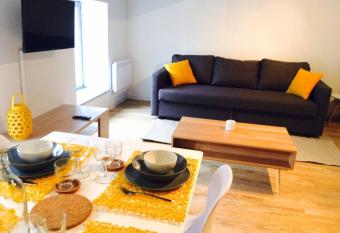 Au pied de la Cit   allows 18 year olds to book a room