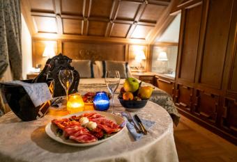 Ambra Cortina Luxury&Fashion Hotel has rooms with a private hot tub