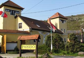 Torkolat Panzi   allows 18 year olds to book a room